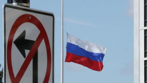 Експулсираните дипломати напускат американското посолство в Москва