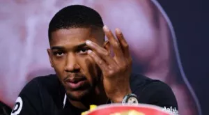 Джошуа разкри тайната около СНИМКАТА, на която цепи дърва