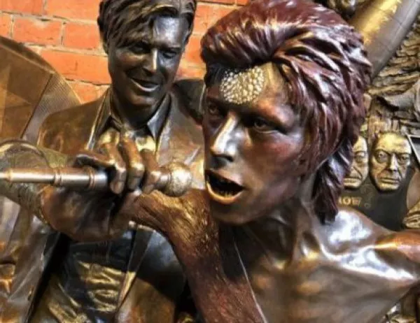 Дейвид Боуи с първа статуя, вандали я минаха със спрей 