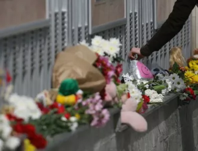 Свещи, цветя и плюшени играчки пред руското посолство в памет на жертвите от Кемерово