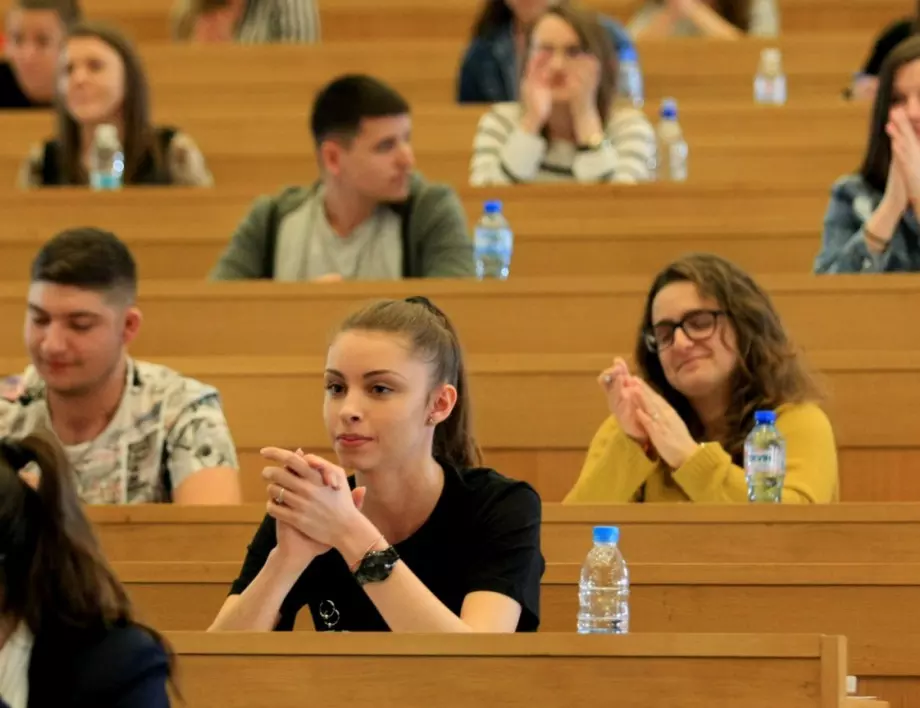 705 чужденци с български произход и граждани на РСМ ще учат в наши университети 