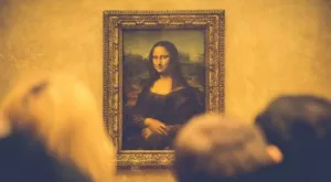СНИМКА: Лувърът "облече" Мона Лиза с фланелка на Франция