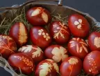 Защо първото боядисано великденско яйце задължително е червено?