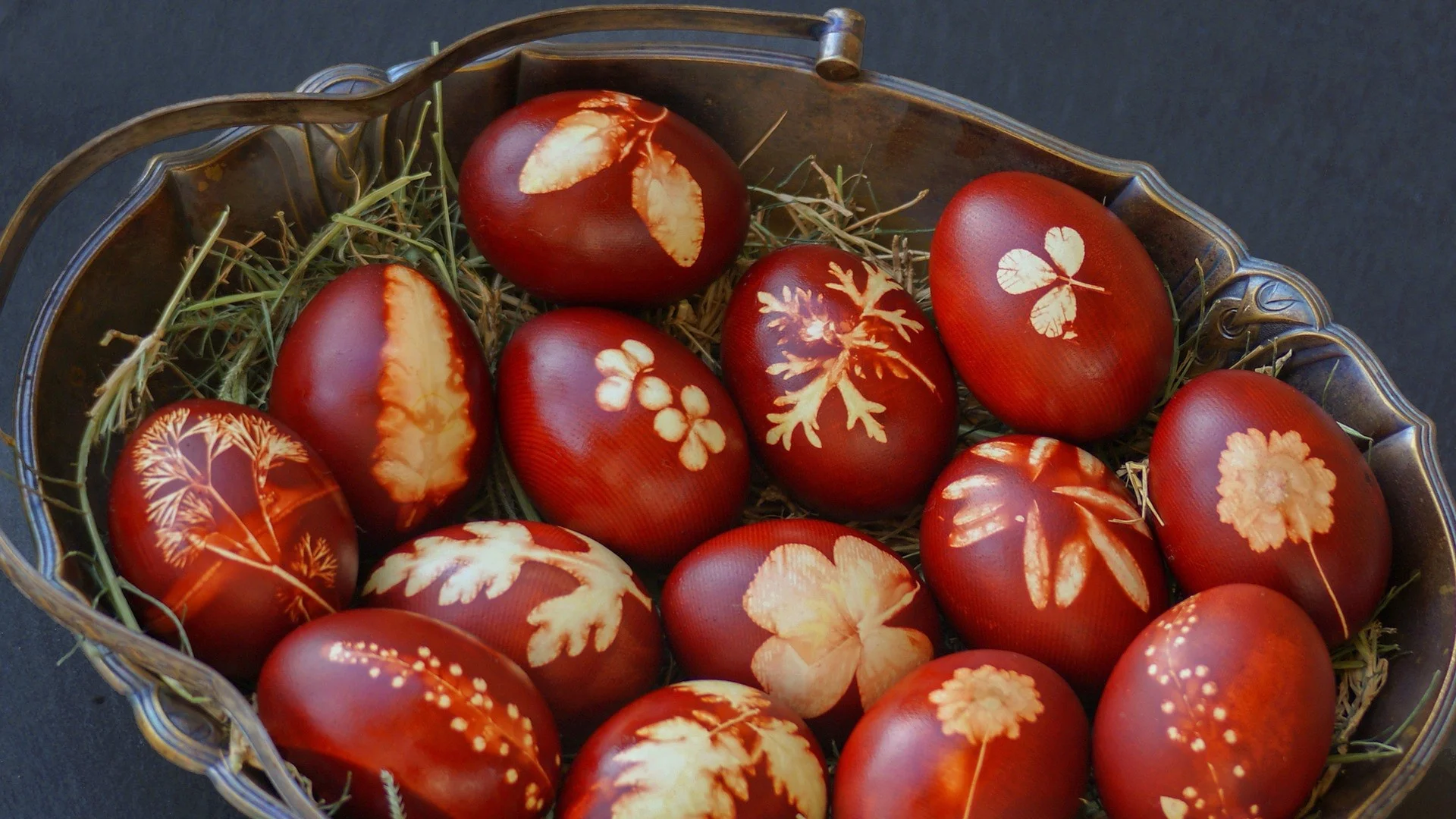 Защо първото боядисано великденско яйце задължително е червено?