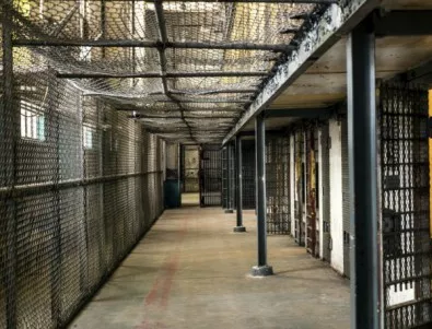Затворник поиска от съда претърсванията на килиите да бъдат прекратени