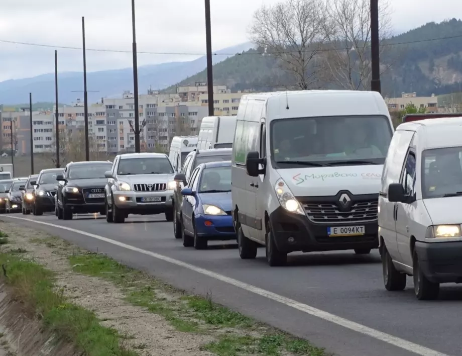 "Голямото пътуване": Адски задръствания при магистрала "Струма"
