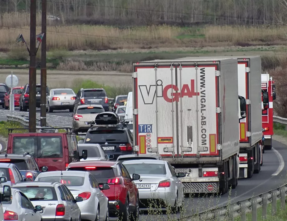 Интензивен трафик и огромни колони от автомобили по границите днес