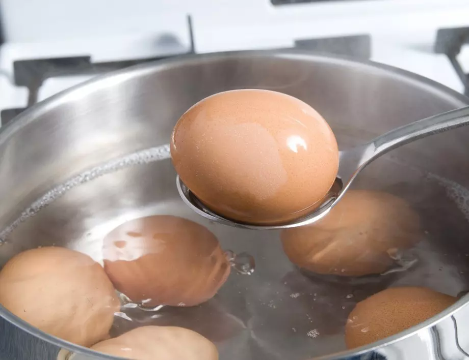 Белете яйцата за секунда с този метод!