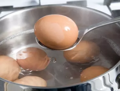 Защо опитните домакини слагат лъжичка сода във водата за варене на яйцата?