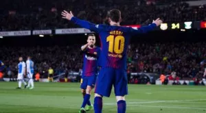 ВИДЕО: Меси кара дори кучето си да изглежда нелепо на футболния терен