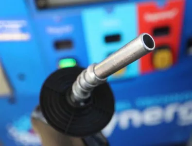 Цената на бензина и дизела падна с 5 ст.