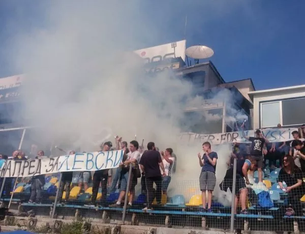 Десетки фенове на "Левски" задържани след тежкия инцидент с полицайка на дербито