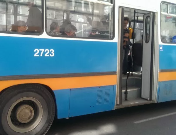 Адаптират автобусните спирки в Сливен за хората с увреждания 