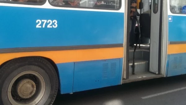 Адаптират автобусните спирки в Сливен за хората с увреждания 