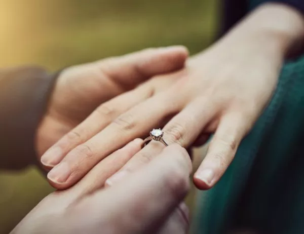 Нестандартно предложение за брак трогна екипа на столична болница