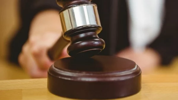 Жена осъди общината в Русе, счупила си таза при подхлъзване