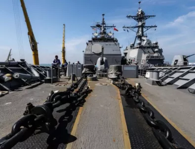 Американски военен кораб на метри от сблъсък с руски плавателен съд (СНИМКИ)