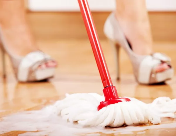 Британска фирма пусна скандална услуга - голи чистачки за дома и офиса