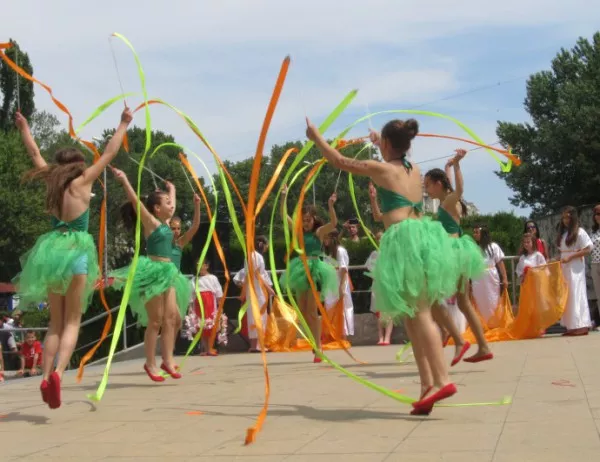 Скейтбордисти, урок по танци и детска дискотека на Фестивал в Асеновград