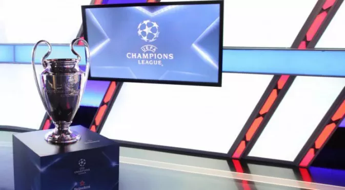 Щерката на шефа на украинския футбол ползва трофея в Шампионска лига за играчка