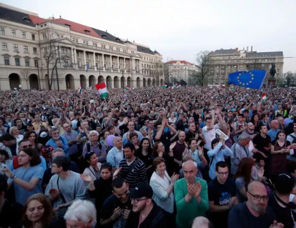Десетки хиляди протестираха срещу изборната победа на Орбан