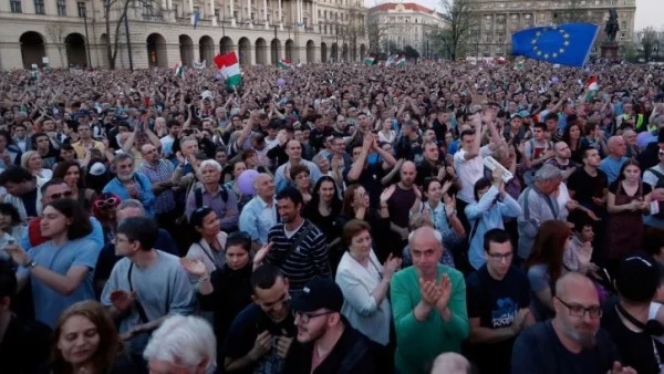 Десетки хиляди протестираха срещу изборната победа на Орбан