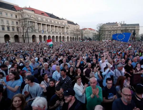 Десетки хиляди унгарци протестираха срещу контрола над медиите