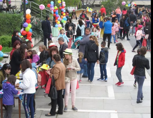 Над 150 деца рисуваха, танцуваха и дефилираха с хвърчила в Асеновград