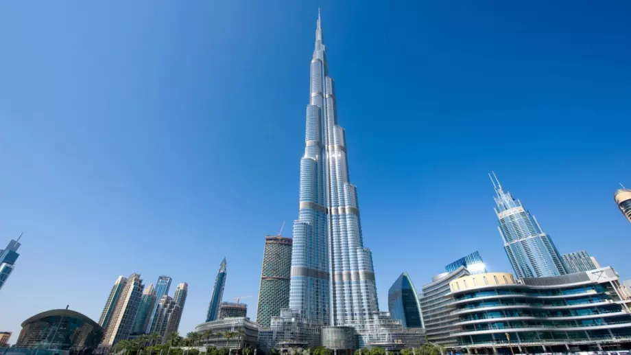 Феновете на Рейнджърс "завзеха" най-високата сграда в света в името на клуба и титлата (ВИДЕО)