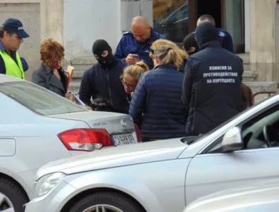 Прокурорски обяснения за Иванчева - стояла с белезници на улицата часове, защото ѝ пазели правата (ВИДЕО)