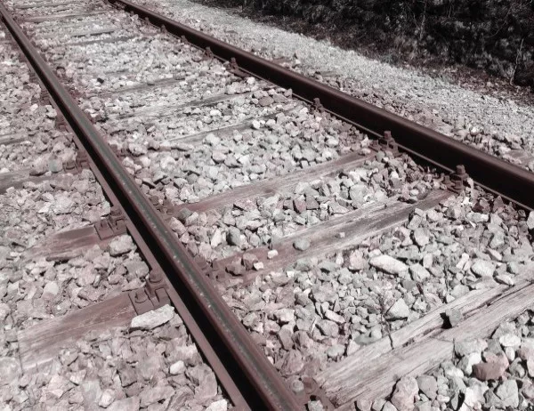 Помощник-машинист на влак скочи в движение и загина на място