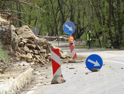 Скали и дървета се свлякоха и затвориха пътя за Рилския манастир