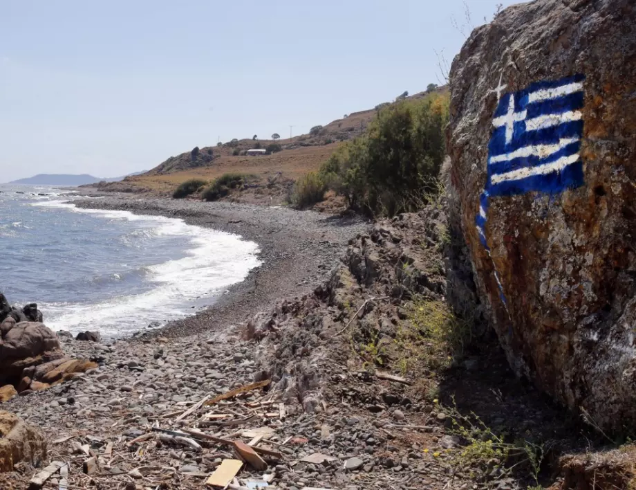 Валежи наводниха пътища в Гърция, ветрове спряха фериботи 