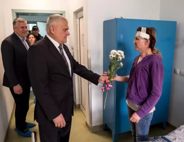 Вътрешният министър Радев посети ранената полицайка