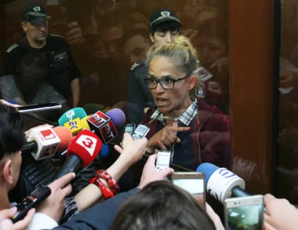 Иванчева: Това е заговор, парите бяха подхвърлени при обиска