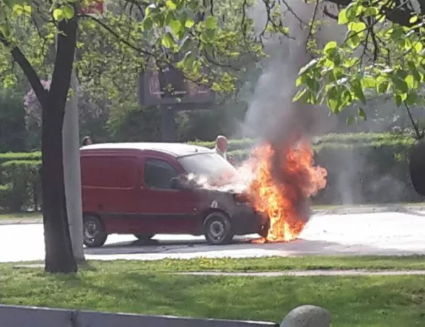 Aвтомобил се запали в движение на столичен булевард (СНИМКИ)