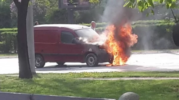 Aвтомобил се запали в движение на столичен булевард (СНИМКИ)