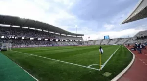 ВИДЕО: Дербито на Истанбул не завърши, треньорът на Бешикташ е в болница с разбита глава