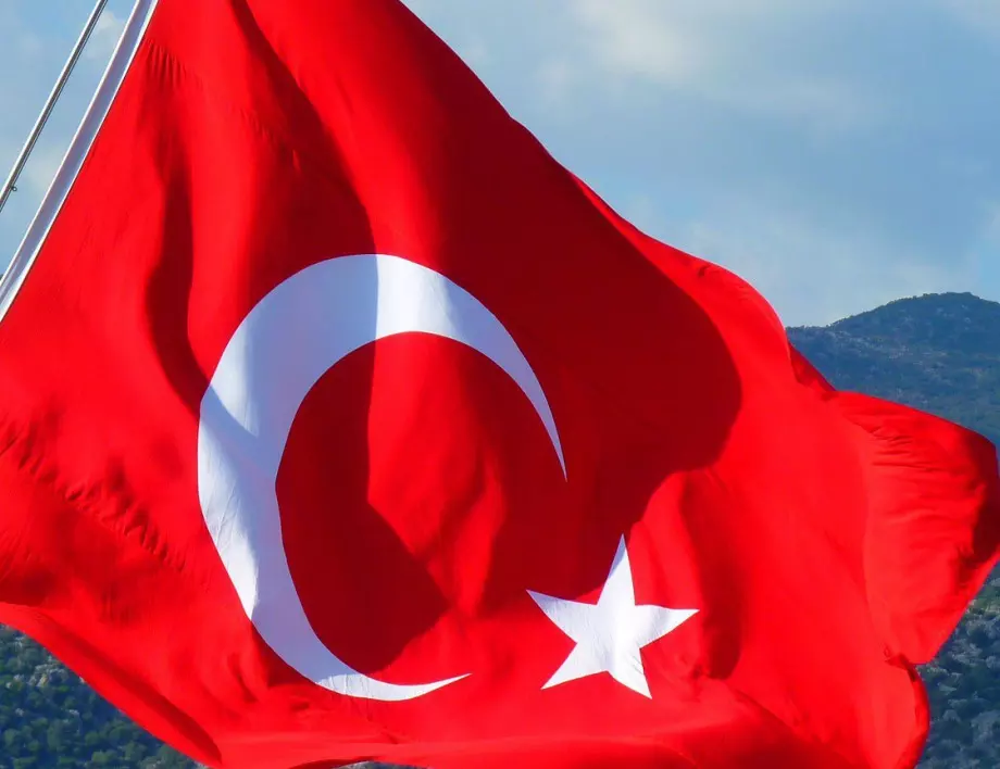 На 73 г. почина бившият турски премиер Месут Йълмаз 