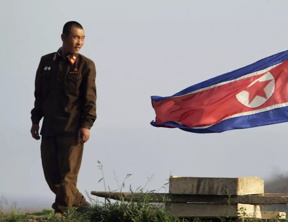 Северна Корея показа гигантски ракети на парад в Пхенян (ВИДЕО)