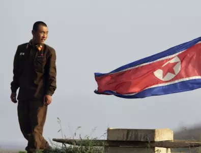 Севернокорейски спецчасти чупят бетон с глави пред Ким Чен Ур (ВИДЕО)