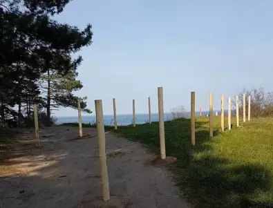 Багер и тежка техника на метри от плажа 