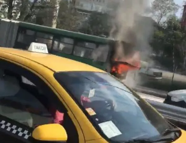 Автобус на градския транспорт горя насред софийския трафик (ВИДЕО)