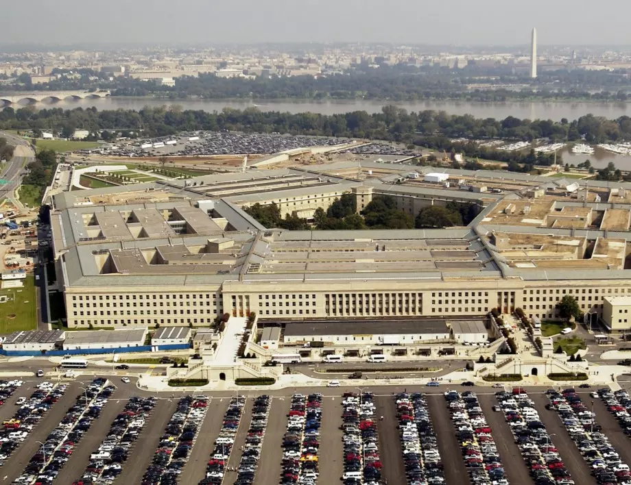 Камарата на представителите позволи на Остин да остане шеф на Пентагона