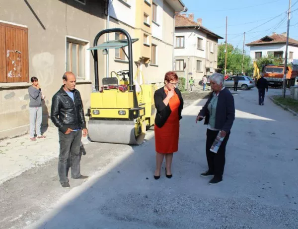 Кметът на Тетевен направи оглед на дейностите по полагането на фрезован асфалт на ул. "Иван Вазов"