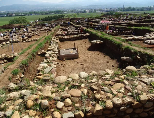 Местят две от сградите от древното селище Скаптопара