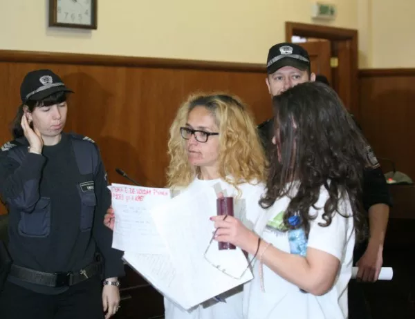 Десислава Иванчева и нейната заместничка влизат в съда