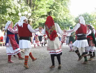 Предстои уикенд на хорото с две фолклорни събития в Бургас