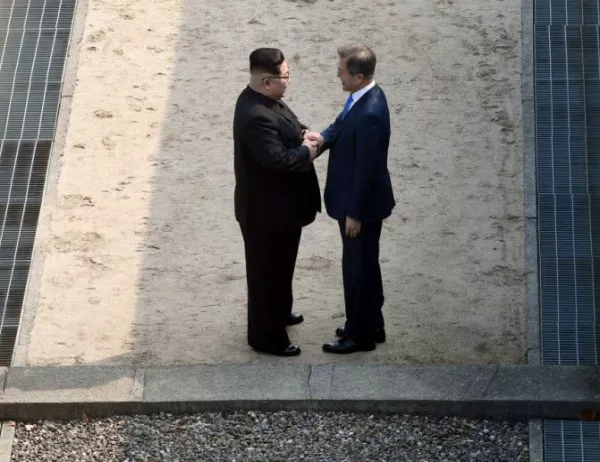 Северна и Южна Корея се срещнаха - Ким Чен Ун стисна ръката на Мун Дже Ин (ВИДЕО)