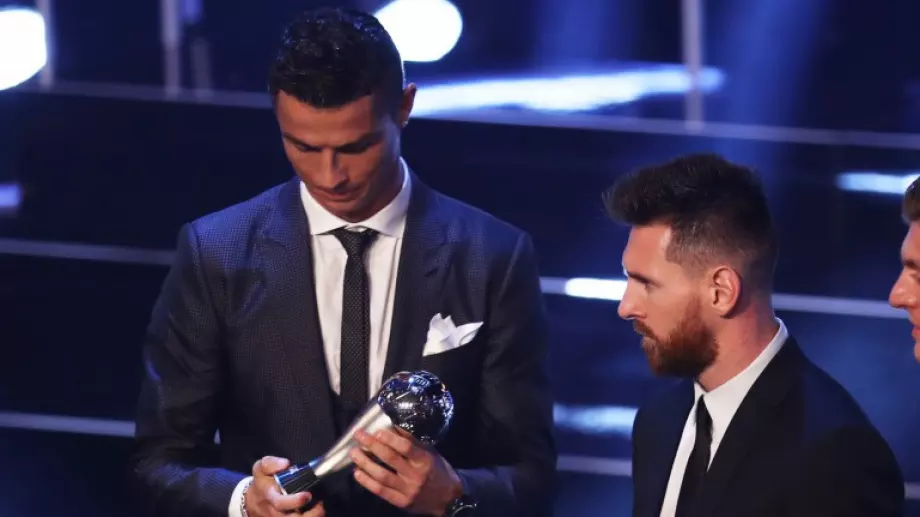 ВИДЕО: Реакцията на Роналдо, когато Меси спечели приза за най-добър нападател